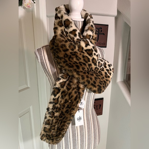 CAbi NWT $69 Brown Leopard Bundle Up One Size Wrap scarf - Picture 13 of 14